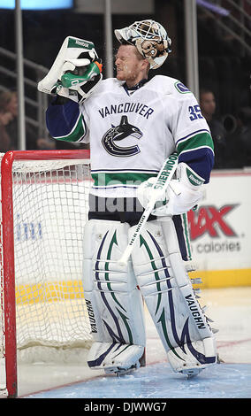 Oct 13, 2010 - Anaheim, California, Stati Uniti - Vancouver Canucks goalie CORY SCHNEIDER durante il terzo periodo di un NHL Hockey gioco nei confronti dell'Honda Center. (Credito Immagine: © Mark Samala/ZUMApress.com) Foto Stock