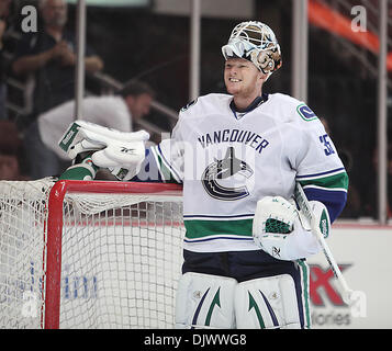 Oct 13, 2010 - Anaheim, California, Stati Uniti - Vancouver Canucks goalie CORY SCHNEIDER durante il terzo periodo di un NHL Hockey gioco nei confronti dell'Honda Center. (Credito Immagine: © Mark Samala/ZUMApress.com) Foto Stock