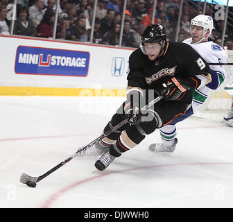 Oct 13, 2010 - Anaheim, California, Stati Uniti - Anaheim Ducks ala destra BOBBY Ryan, a sinistra controlla il puck da Vancouver Canucks defenceman CHRISTIAN EHRHOFF durante il terzo periodo di un NHL Hockey gioco nei confronti dell'Honda Center. (Credito Immagine: © Mark Samala/ZUMApress.com) Foto Stock