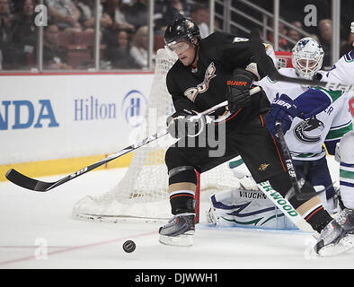 Oct 13, 2010 - Anaheim, California, Stati Uniti - Anaheim Ducks ala destra TEEMU SELANNE controlla il puck da Vancouver Canucks durante il terzo periodo di un NHL Hockey gioco nei confronti dell'Honda Center. (Credito Immagine: © Mark Samala/ZUMApress.com) Foto Stock