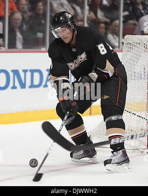 Oct 13, 2010 - Anaheim, California, Stati Uniti - Anaheim Ducks ala destra TEEMU SELANNE controlla il puck da Vancouver Canucks durante il terzo periodo di un NHL Hockey gioco nei confronti dell'Honda Center. (Credito Immagine: © Mark Samala/ZUMApress.com) Foto Stock