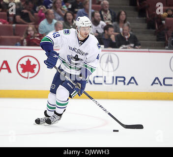 Oct 13, 2010 - Anaheim, California, Stati Uniti - Vancouver Canucks center MAXIME MACENAUER durante il terzo periodo di un NHL Hockey gioco nei confronti dell'Honda Center. (Credito Immagine: © Mark Samala/ZUMApress.com) Foto Stock