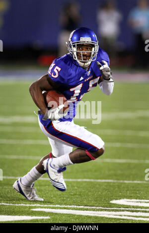 Il 14 ottobre 2010 - Lawrence, California, Stati Uniti d'America - Kansas Jayhawks running back Daymond Patterson (15) codifica per yardage. Kansas State sconfitte Kansas 59-7 nel gioco presso il Memorial Stadium. (Credito Immagine: © Jacob Paulsen Southcreek/Global/ZUMApress.com) Foto Stock