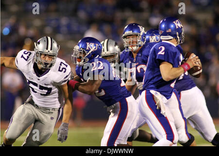 Il 14 ottobre 2010 - Lawrence, California, Stati Uniti d'America - Kansas State Wildcats difensivo fine Jordan Voelker (57) ottiene il giro Kansas Jayhawks running back Angus Quigley (22) al quarterback Giordania Webb (2) lato cieco. Kansas State sconfitte Kansas 59-7 nel gioco presso il Memorial Stadium. (Credito Immagine: © Jacob Paulsen Southcreek/Global/ZUMApress.com) Foto Stock