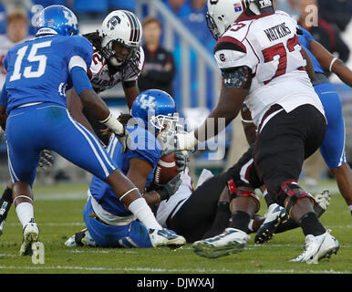 16 ottobre 2010 - Lexington, Kentucky, Stati Uniti d'America - Kentucky Wildcats sicurezza Winston Guy Jr. (21) è venuto in su con una intercettazione nel primo trimestre come Kentucky giocato #10 South Carolina Sabato 16 Ottobre , 2010 in Lexington, KY. Foto di Mark Cornelison | Personale. (Credito Immagine: © Lexington Herald-Leader/ZUMApress.com) Foto Stock