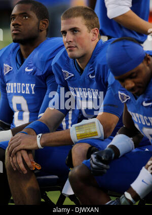 16 ottobre 2010 - Lexington, Kentucky, Stati Uniti d'America - Kentucky Wildcats quarterback Mike Hartline (5) esaminato il quadro di valutazione come Kentucky giocato #10 South Carolina Sabato 16 Ottobre , 2010 in Lexington, KY. Foto di Mark Cornelison | Personale. (Credito Immagine: © Lexington Herald-Leader/ZUMApress.com) Foto Stock