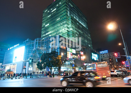 Centro commerciale su un incrocio di Henan Middle Road e Nanjing East Road - La strada principale per lo shopping di Shanghai, Cina Foto Stock