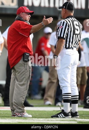 16 ottobre 2010 - Dekalb, Illinois, Stati Uniti d'America - Northern Illinois coach Jerry uccidere parla con il funzionario durante un timeout. Northern Illinois Huskies sconfitto il Buffalo tori 45 -14 a Huskie Stadium. (Credito Immagine: © Giovanni Fisher/Southcreek globale/ZUMApress.com) Foto Stock