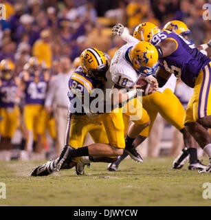 16 ottobre 2010 - Baton Rouge, Louisiana, Stati Uniti d'America - Stato Mcneese Cowboys quarterback Cody Stroud (18) è stato affrontare dalla LSU Tigers linebacker Ryan Baker (22) perdendo cantieri durante il primo semestre. La LSU conduce 16-10 durante il primo semestre. (Credito Immagine: © Escanelle Gus/Southcreek globale/ZUMApress.com) Foto Stock