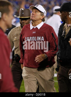 16 ottobre 2010 - Lexington, Kentucky, Stati Uniti d'America - Carolina del Sud allenatore Steve Spurrier guardò al tabellone come Kentucky sconfitto #10 South Carolina 31-28 Sabato 16 Ottobre , 2010 in Lexington, KY. Foto di Mark Cornelison | Personale. (Credito Immagine: © Lexington Herald-Leader/ZUMApress.com) Foto Stock