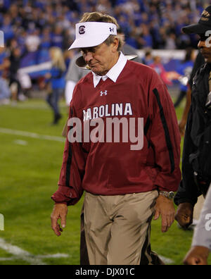 16 ottobre 2010 - Lexington, Kentucky, Stati Uniti d'America - Carolina del Sud allenatore Steve Spurrier ha lasciato il campo come Kentucky sconfitto #10 South Carolina 31-28 Sabato 16 Ottobre , 2010 in Lexington, KY. Foto di Mark Cornelison | Personale. (Credito Immagine: © Lexington Herald-Leader/ZUMApress.com) Foto Stock