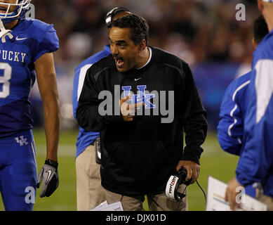 16 ottobre 2010 - Lexington, Kentucky, Stati Uniti d'America - Kentucky coordinatore difensivo Steve Brown ha provato a fuoco fino la sua difesa come Kentucky sconfitto #10 South Carolina 31-28 Sabato 16 Ottobre , 2010 in Lexington, KY. Foto di Mark Cornelison | Personale. (Credito Immagine: © Lexington Herald-Leader/ZUMApress.com) Foto Stock