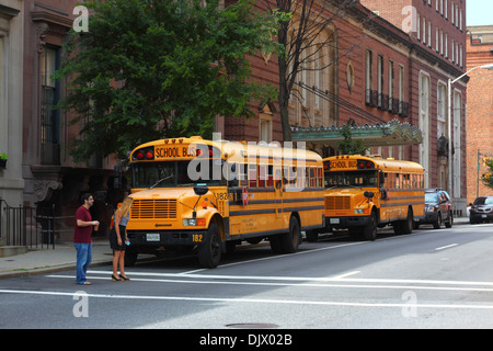 Thomas International tipo C giallo scuolabus al di fuori di Baltimore School for the Arts, Mount Vernon district, Maryland, Stati Uniti d'America Foto Stock