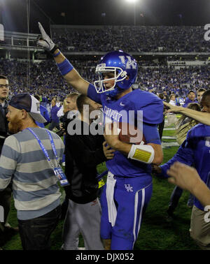 16 ottobre 2010 - Lexington, Kentucky, Stati Uniti d'America - Kentucky Wildcats quarterback Mike Hartline (5) ha tenuto il suo dito come Kentucky sconfitto #10 South Carolina 31-28 Sabato 16 Ottobre , 2010 in Lexington, KY. Foto di Mark Cornelison | Personale. (Credito Immagine: © Lexington Herald-Leader/ZUMApress.com) Foto Stock