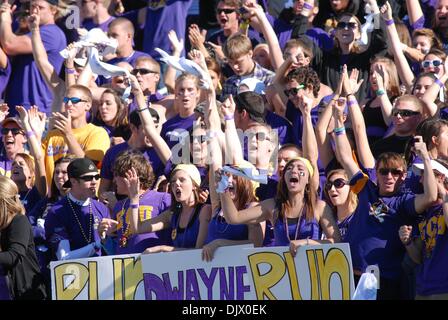 16 ottobre 2010 - Greenville, North Carolina, Stati Uniti d'America - ECU ventole allegria durante il gioco tra Oriente Carolina pirati e la NC membro Wolfpack a Dowdy-Ficklen Stadium. I pirati sconfitto il Wolfpack 33-27 in ore di lavoro straordinario. (Credito Immagine: © David amico/Southcreek globale/ZUMApress.com) Foto Stock