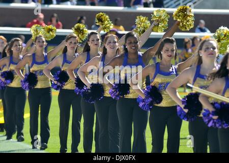 16 ottobre 2010 - Greenville, North Carolina, Stati Uniti d'America - ECU ballerini eseguono durante il gioco tra Oriente Carolina pirati e la NC membro Wolfpack a Dowdy-Ficklen Stadium. I pirati sconfitto il Wolfpack 33-27 in ore di lavoro straordinario. (Credito Immagine: © David amico/Southcreek globale/ZUMApress.com) Foto Stock