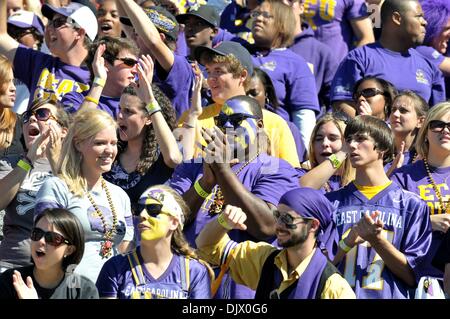 16 ottobre 2010 - Greenville, North Carolina, Stati Uniti d'America - ECU ventole allegria durante il gioco tra Oriente Carolina pirati e la NC membro Wolfpack a Dowdy-Ficklen Stadium. I pirati sconfitto il Wolfpack 33-27 in ore di lavoro straordinario. (Credito Immagine: © David amico/Southcreek globale/ZUMApress.com) Foto Stock