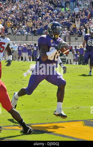 16 ottobre 2010 - Greenville, North Carolina, Stati Uniti d'America - East Carolina JR all'interno Wide Receiver lancia Lewis (88) rende un touchdown guardare facile durante il gioco tra Oriente Carolina pirati e la NC membro Wolfpack a Dowdy-Ficklen Stadium. I pirati sconfitto il Wolfpack 33-27 in ore di lavoro straordinario. (Credito Immagine: © David amico/Southcreek globale/ZUMApress.com) Foto Stock