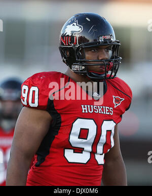 16 ottobre 2010 - Dekalb, Illinois, Stati Uniti d'America - Northern Illinois Huskies difensivo fine Alan Baxter (90) tra gioca. Northern Illinois Huskies sconfitto il Buffalo tori 45 -14 a Huskie Stadium. (Credito Immagine: © Giovanni Fisher/Southcreek globale/ZUMApress.com) Foto Stock