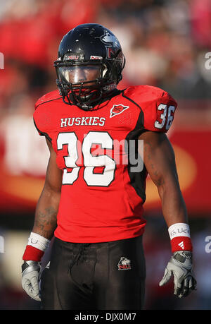 16 ottobre 2010 - Dekalb, Illinois, Stati Uniti d'America - Northern Illinois Huskies linebacker Tyrone Clark (36) tra svolge durante il gioco. Northern Illinois Huskies sconfitto il Buffalo tori 45 -14 a Huskie Stadium. (Credito Immagine: © Giovanni Fisher/Southcreek globale/ZUMApress.com) Foto Stock