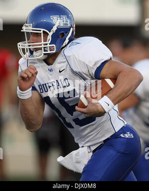 16 ottobre 2010 - Dekalb, Illinois, Stati Uniti d'America - Buffalo tori quarterback Alex Zordich (15) nel quarto trimestre il calcio. Northern Illinois Huskies sconfitto il Buffalo tori 45 -14 a Huskie Stadium. (Credito Immagine: © Giovanni Fisher/Southcreek globale/ZUMApress.com) Foto Stock