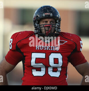 16 ottobre 2010 - Dekalb, Illinois, Stati Uniti d'America - Northern Illinois Huskies tackle difensivo Mike Krause (58) tra gioca. Northern Illinois Huskies sconfitto il Buffalo tori 45 -14 a Huskie Stadium. (Credito Immagine: © Giovanni Fisher/Southcreek globale/ZUMApress.com) Foto Stock