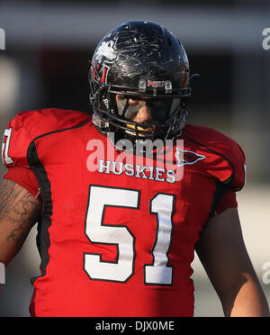 16 ottobre 2010 - Dekalb, Illinois, Stati Uniti d'America - Northern Illinois Huskies tackle difensivo Zach Anderson (51) tra gioca. Northern Illinois Huskies sconfitto il Buffalo tori 45 -14 a Huskie Stadium. (Credito Immagine: © Giovanni Fisher/Southcreek globale/ZUMApress.com) Foto Stock