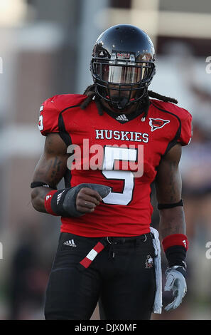 16 ottobre 2010 - Dekalb, Illinois, Stati Uniti d'America - Northern Illinois Huskies cornerback Chris Smith (5) tra svolge durante il gioco. Northern Illinois Huskies sconfitto il Buffalo tori 45 -14 a Huskie Stadium. (Credito Immagine: © Giovanni Fisher/Southcreek globale/ZUMApress.com) Foto Stock