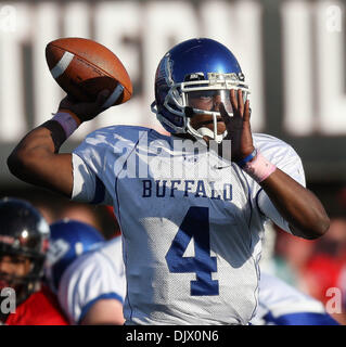 16 ottobre 2010 - Dekalb, Illinois, Stati Uniti d'America - Buffalo tori quarterback Jerry Davis (4) gettando un pass durante il gioco. Northern Illinois Huskies sconfitto il Buffalo tori 45 -14 a Huskie Stadium. (Credito Immagine: © Giovanni Fisher/Southcreek globale/ZUMApress.com) Foto Stock