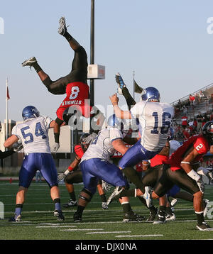 16 ottobre 2010 - Dekalb, Illinois, Stati Uniti - Northern Illinois Huskies linebacker CAMERON STINGILY va in aria in alto per bloccare la punt. Northern Illinois Huskies sconfitto il Buffalo tori 45 -14 a Huskie Stadium. (Credito Immagine: © Giovanni Fisher/Southcreek globale/ZUMApress.com) Foto Stock