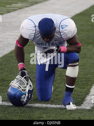 16 ottobre 2010 - Dekalb, Illinois, Stati Uniti d'America - Buffalo Bulls giocatore dopo il gioco prende un ginocchio prima di lasciare il campo. Northern Illinois Huskies sconfitto il Buffalo tori 45 -14 a Huskie Stadium. (Credito Immagine: © Giovanni Fisher/Southcreek globale/ZUMApress.com) Foto Stock