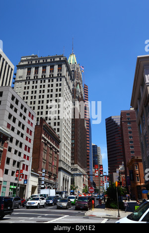 Vista nord lungo la luce St con Bank of America e William Donald Schaefer edifici nel centro città di Baltimora, Maryland, Stati Uniti d'America Foto Stock