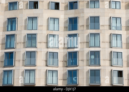 Vista delle finestre esterne della DZ Bank Building di Berlino, Germania. Foto Stock