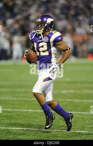 Ottobre 17, 2010 - Minneapolis, Minnesota, Stati Uniti d'America - Minnesota Vikings wide receiver Percy Harvin #12 durante il warm-up prima che il gioco contro Dallas Cowboys al Mall of America campo. (Credito Immagine: © Marilyn Indahl/Southcreek globale/ZUMApress.com) Foto Stock