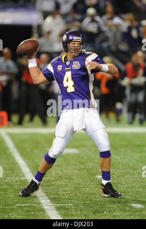 Ottobre 17, 2010 - Minneapolis, Minnesota, Stati Uniti d'America - Minnesota Vikings quarterback Brett Favre #4 torna a passare durante il warm-up prima che il gioco contro Dallas Cowboys al Mall of America campo. (Credito Immagine: © Marilyn Indahl/Southcreek globale/ZUMApress.com) Foto Stock