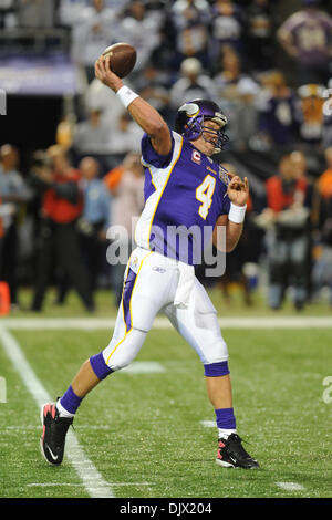 Ottobre 17, 2010 - Minneapolis, Minnesota, Stati Uniti - Minnesota Vikings quarterback BRETT FAVRE #4 torna a passare durante il warm-up prima che il gioco contro Dallas Cowboys al Mall of America campo. (Credito Immagine: © Marilyn Indahl/Southcreek globale/ZUMApress.com) Foto Stock