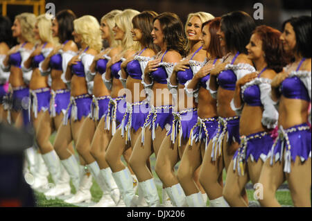 Ottobre 17, 2010 - Minneapolis, Minnesota, Stati Uniti d'America - Minnesota Vikings Cheerleaders durante l'inno nazionale prima di una partita contro Dallas Cowboys al Mall of America campo. Il cowboy portano i vichinghi 14-7 a tempo di emisaturazione. (Credito Immagine: © Marilyn Indahl/Southcreek globale/ZUMApress.com) Foto Stock