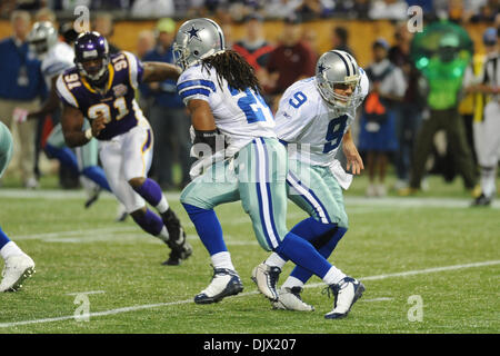 Ottobre 17, 2010 - Minneapolis, Minnesota, Stati Uniti d'America - Dallas Cowboys quarterback Tony Romo (#9) mani off a marcia indietro Marion Barber (#24) nel primo trimestre del gioco contro Dallas Cowboys al Mall of America campo. Il cowboy portano i vichinghi 14-7 a tempo di emisaturazione. (Credito Immagine: © Marilyn Indahl/Southcreek globale/ZUMApress.com) Foto Stock