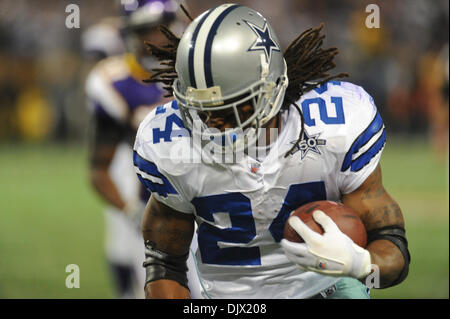 Ottobre 17, 2010 - Minneapolis, Minnesota, Stati Uniti d'America - Dallas Cowboys running back Marion Barber (#24) precipita per 6 metri nel primo trimestre del gioco contro Dallas Cowboys al Mall of America campo. Il cowboy portano i vichinghi 14-7 a tempo di emisaturazione. (Credito Immagine: © Marilyn Indahl/Southcreek globale/ZUMApress.com) Foto Stock