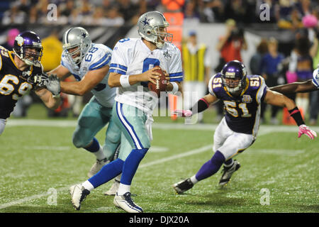 Ottobre 17, 2010 - Minneapolis, Minnesota, Stati Uniti d'America - Dallas Cowboys quarterback Tony Romo (#9) torna a passare nel secondo trimestre la partita contro Dallas Cowboys al Mall of America campo. Il cowboy portano i vichinghi 14-7 a tempo di emisaturazione. (Credito Immagine: © Marilyn Indahl/Southcreek globale/ZUMApress.com) Foto Stock