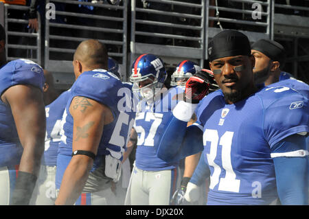 New York Giants cornerback Aaron Ross (31) si prepara a scendere in campo per azione di NFL tra New York Giants e Detroit Lions al nuovo Meadowlands Stadium di East Rutherford, New Jersey. I Giganti sconfitti i leoni 28-20. (Credito Immagine: © sarà Schneekloth/Southcreek globale/ZUMApress.com) Foto Stock