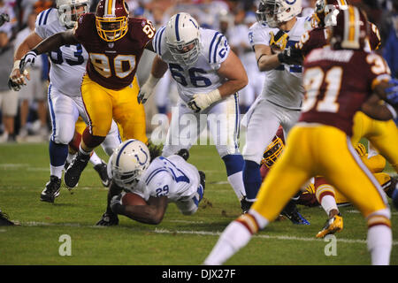 Ottobre 17, 2010 - Landover, Maryland, Stati Uniti d'America - Indianapolis Colts running back Joseph Addai (29) immersioni per extra yardage, settimana 6 FedEx NFL del campo di azione di gioco, punteggio finale; Colts 27 Redskins 24 (Credito Immagine: © Roland Pintilie/Southcreek globale/ZUMApress.com) Foto Stock