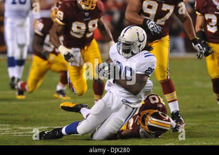 Ottobre 17, 2010 - Landover, Maryland, Stati Uniti d'America - Indianapolis Colts running back Joseph Addai (29) guadagnando yards e affrontati da Washington Redskins cornerback Phillip Buchanon (31), settimana 6 FedEx NFL del campo di azione di gioco, punteggio finale; Colts 27 Redskins 24 (Credito Immagine: © Roland Pintilie/Southcreek globale/ZUMApress.com) Foto Stock