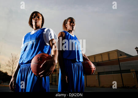 Ottobre 19, 2010 - Lexington, Kentucky, Stati Uniti d'America - UK womens il basket è adia Mathies, a sinistra e a Victoria Dunlap, martedì 19 ottobre 2010 in Lexington, KY. Foto da ÃŠMark Cornelison | personale (credito Immagine: © Lexington Herald-Leader/ZUMApress.com) Foto Stock