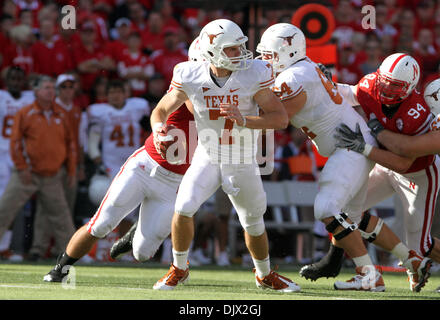 Ottobre 19, 2010 - Lincoln, Nebraska, Stati Uniti d'America - Texas quarterback Garrett Gilbert (#7) codifica per rendere un gioco durante il secondo trimestre. Texas battito n. 4 Nebraska 20-13 presso il Memorial Stadium di Lincoln, Nebraska. (Credito Immagine: © Michelle Vescovo/Southcreek globale/ZUMApress.com) Foto Stock