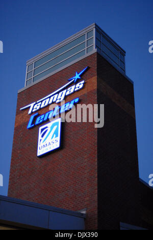 Ottobre 22, 2010 - Lowell, Massachusetts, Stati Uniti d'America - Umass Lowell, Fiume falchi hockey tirato un incredibile lavoro straordinario win, 5-4 contro il Providence College frati. (Credito Immagine: © Jim Melito/Southcreek globale/ZUMApress.com) Foto Stock