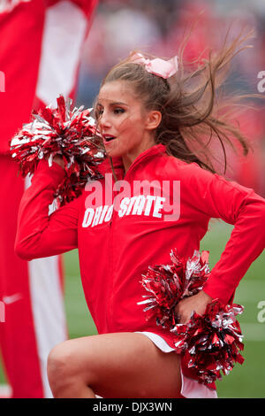 Ottobre 23, 2010 - Columbus, Ohio, Stati Uniti d'America - Un Ohio State cheerleader in disparte durante la partita contro la Purdue. La Ohio State Buckeyes sconfitto la Purdue Boilermakers 49-0 nel gioco presso lo Stadio Ohio in Columbus, Ohio. (Credito Immagine: © Frank Jansky/Southcreek globale/ZUMApress.com) Foto Stock