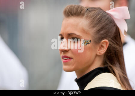 Ottobre 23, 2010 - Columbus, Ohio, Stati Uniti d'America - un Purdue cheerleader in disparte durante la partita contro la Ohio State. La Ohio State Buckeyes sconfitto la Purdue Boilermakers 49-0 nel gioco presso lo Stadio Ohio in Columbus, Ohio. (Credito Immagine: © Frank Jansky/Southcreek globale/ZUMApress.com) Foto Stock