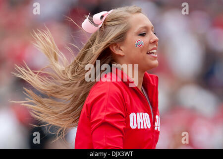 Ottobre 23, 2010 - Columbus, Ohio, Stati Uniti d'America - Un Ohio State cheerleader in disparte durante la partita contro la Purdue. La Ohio State Buckeyes sconfitto la Purdue Boilermakers 49-0 nel gioco presso lo Stadio Ohio in Columbus, Ohio. (Credito Immagine: © Frank Jansky/Southcreek globale/ZUMApress.com) Foto Stock