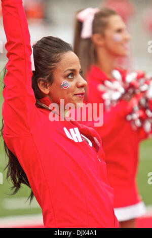 Ottobre 23, 2010 - Columbus, Ohio, Stati Uniti d'America - Ohio State Cheerleaders durante il gioco tra #10 Ohio State e Purdue presso lo Stadio Ohio, Columbus, Oh. Ohio State sconfitto Purdue 49-0. (Credito Immagine: © Scott Stuart/Southcreek globale/ZUMApress.com) Foto Stock